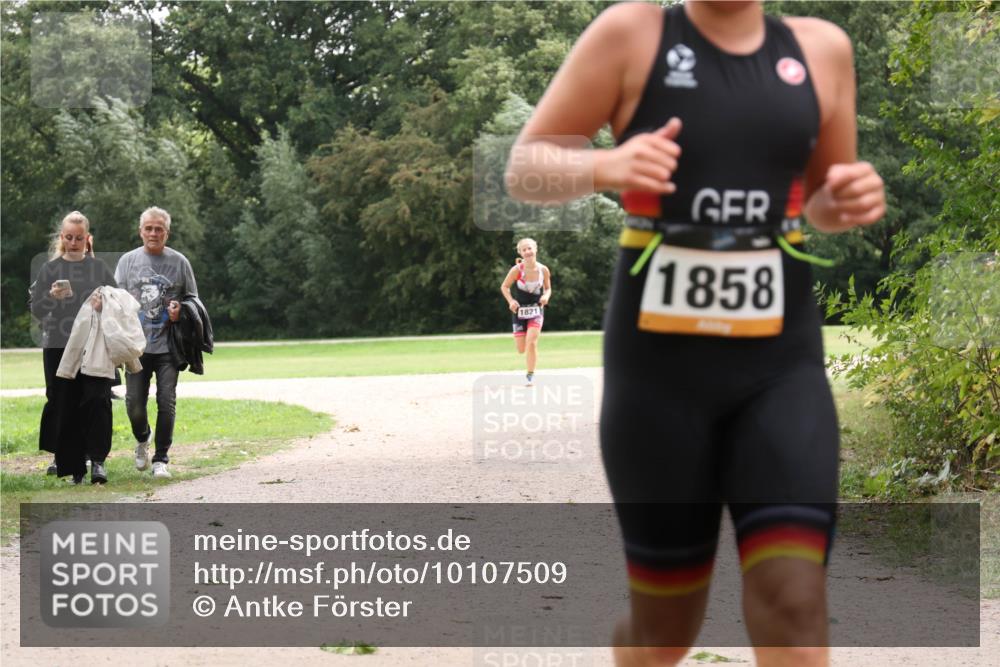 30.08.2026 - Elbe Triathlon Hamburg Antke Förster http://msf.ph/oto/10107509 30.08.2026 12:54:37 Laufen 1821, 1858 meine-sportfotos.de
