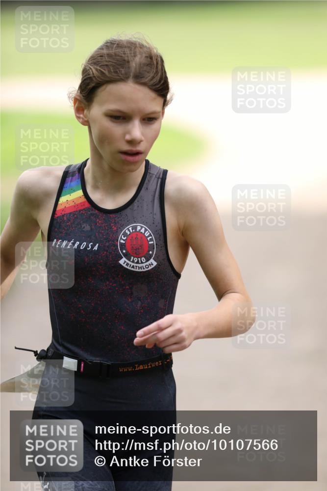 30.08.2026 - Elbe Triathlon Hamburg Antke Förster http://msf.ph/oto/10107566 30.08.2026 12:50:17 Laufen 1910 meine-sportfotos.de