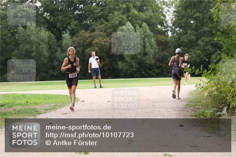 30.08.2026 - Elbe Triathlon Hamburg Antke Förster http://msf.ph/oto/10107723 30.08.2026 12:58:43 Laufen 1828, 1784 meine-sportfotos.de