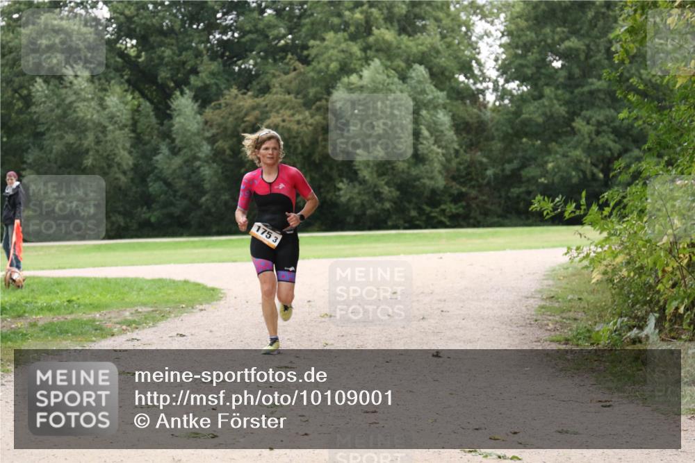 30.08.2026 - Elbe Triathlon Hamburg Antke Förster http://msf.ph/oto/10109001 30.08.2026 15:34:53 Laufen 175, 3 meine-sportfotos.de