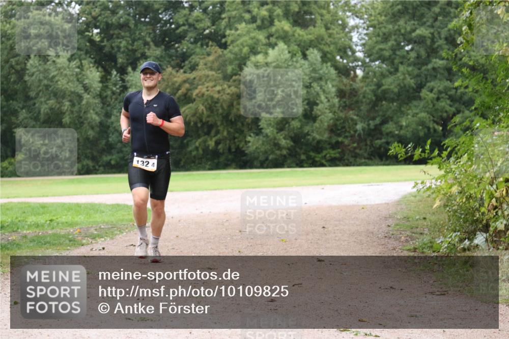 30.08.2026 - Elbe Triathlon Hamburg Antke Förster http://msf.ph/oto/10109825 30.08.2026 16:27:07 Laufen 1324 meine-sportfotos.de