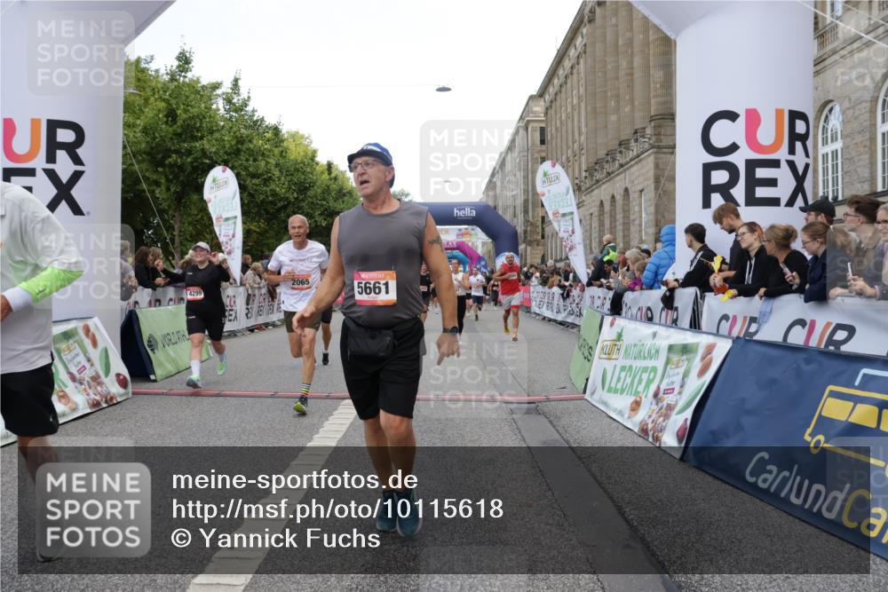 06.09.2026 - CURREX Alsterlauf Yannick Fuchs http://msf.ph/oto/10115618 06.09.2026 09:58:55 Ziel 2017, 2065, 2244, 2711, 3049, 3078, 3313, 3323, 3691, 4048, 4080, 4081, 4299, 4605, 4779, 5099, 5100, 5557, 5661, 6111, 6311 meine-sportfotos.de