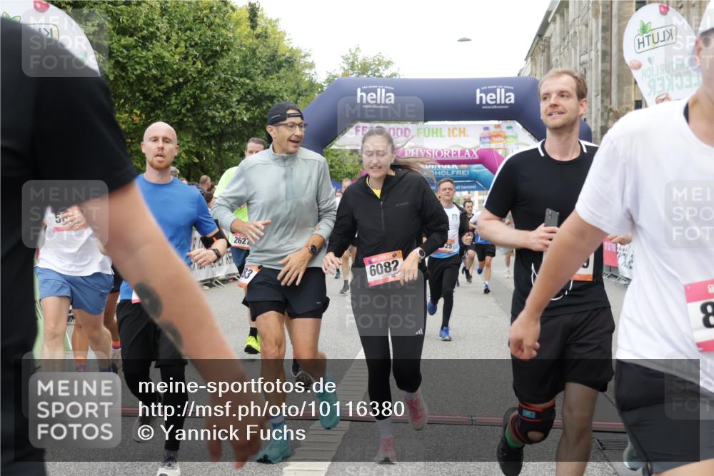 06.09.2026 - CURREX Alsterlauf Yannick Fuchs http://msf.ph/oto/10116380 06.09.2026 09:59:06 Ziel 2060, 2068, 2618, 2627, 2649, 2981, 3049, 3203, 3323, 3425, 3499, 3517, 3546, 3552, 3765, 3871, 4293, 4605, 4814, 4856, 4953, 4990, 5099, 5100, 5459, 5599, 5801, 6064, 6065, 6082, 6083, 8051, 8206, 8265, 8320 meine-sportfotos.de