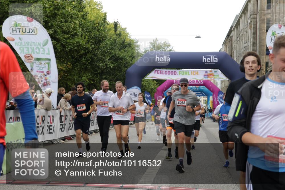 06.09.2026 - CURREX Alsterlauf Yannick Fuchs http://msf.ph/oto/10116532 06.09.2026 09:59:10 Ziel 2068, 2618, 2627, 2913, 3375, 3425, 3499, 3517, 3546, 3552, 3825, 3871, 4293, 4531, 4814, 4856, 4953, 4990, 5283, 5459, 5599, 5801, 5891, 6082, 6083, 6144, 6337, 8206, 8320 meine-sportfotos.de