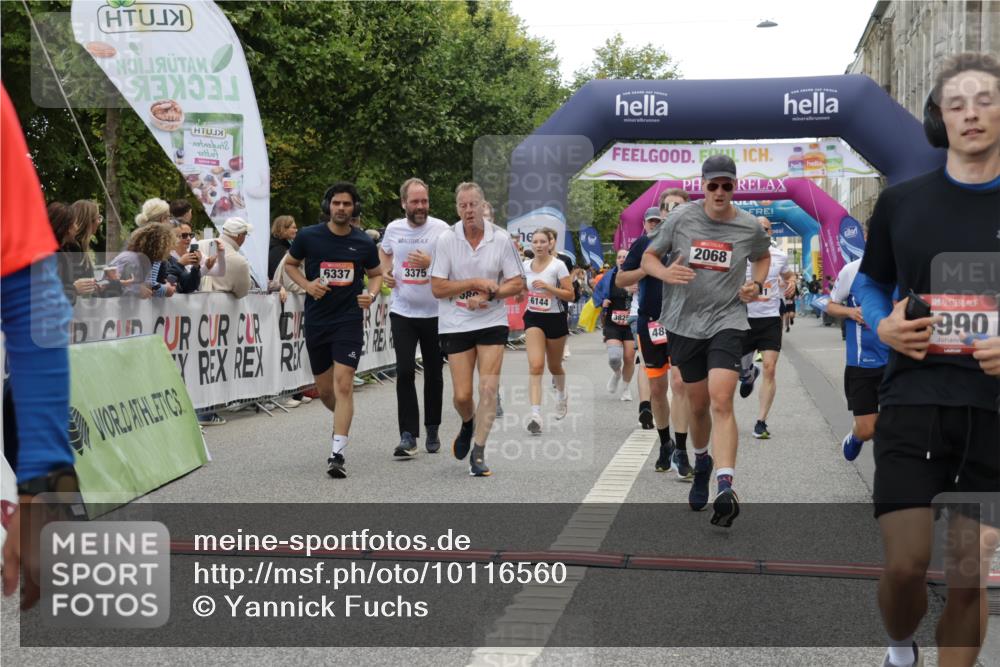 06.09.2026 - CURREX Alsterlauf Yannick Fuchs http://msf.ph/oto/10116560 06.09.2026 09:59:10 Ziel 2068, 2618, 2627, 2913, 3375, 3425, 3499, 3517, 3546, 3552, 3825, 3871, 4293, 4531, 4814, 4856, 4953, 4990, 5283, 5459, 5599, 5801, 5891, 6082, 6083, 6144, 6337, 8206, 8320 meine-sportfotos.de