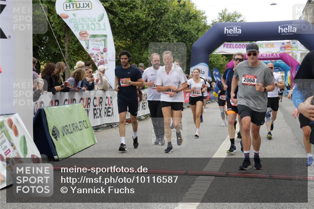06.09.2026 - CURREX Alsterlauf Yannick Fuchs http://msf.ph/oto/10116587 06.09.2026 09:59:10 Ziel 2068, 2618, 2627, 2913, 3375, 3425, 3499, 3517, 3546, 3552, 3825, 3871, 4293, 4531, 4814, 4856, 4953, 4990, 5283, 5459, 5599, 5801, 5891, 6082, 6083, 6144, 6337, 8206, 8320 meine-sportfotos.de