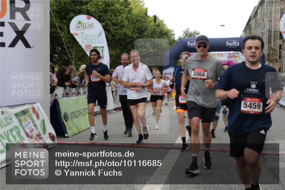 06.09.2026 - CURREX Alsterlauf Yannick Fuchs http://msf.ph/oto/10116685 06.09.2026 09:59:11 Ziel 2068, 2220, 2618, 2627, 2913, 3375, 3425, 3499, 3546, 3825, 3871, 3892, 4293, 4531, 4814, 4856, 4953, 4990, 5249, 5283, 5459, 5599, 5801, 5891, 6082, 6083, 6144, 6337 meine-sportfotos.de