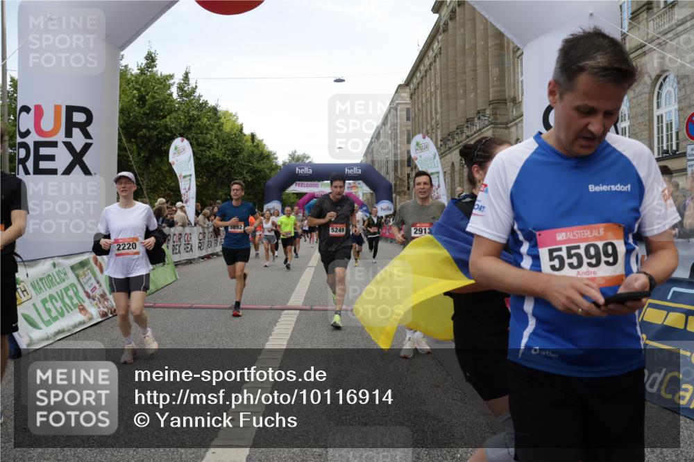 06.09.2026 - CURREX Alsterlauf Yannick Fuchs http://msf.ph/oto/10116914 06.09.2026 09:59:16 Ziel 2068, 2220, 2367, 2913, 3375, 3825, 3844, 3892, 4217, 4531, 4748, 4791, 4856, 4990, 5160, 5249, 5283, 5459, 5599, 5723, 5735, 5891, 6144, 6337 meine-sportfotos.de