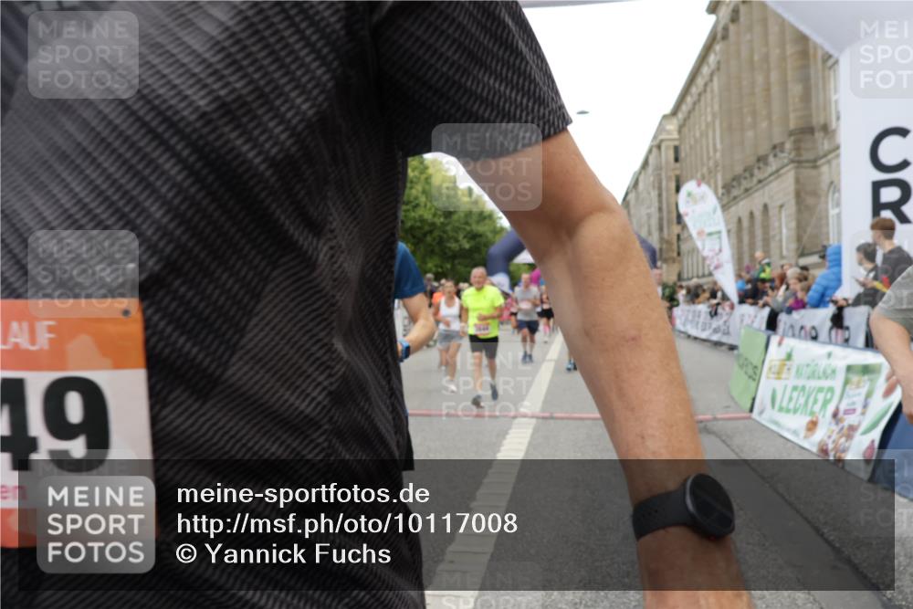 06.09.2026 - CURREX Alsterlauf Yannick Fuchs http://msf.ph/oto/10117008 06.09.2026 09:59:18 Ziel 2068, 2220, 2367, 2913, 3375, 3600, 3825, 3844, 3892, 4139, 4158, 4217, 4531, 4748, 4791, 4856, 5160, 5249, 5283, 5459, 5599, 5723, 5735, 5891, 6059, 6144, 6312, 6337, 6443 meine-sportfotos.de