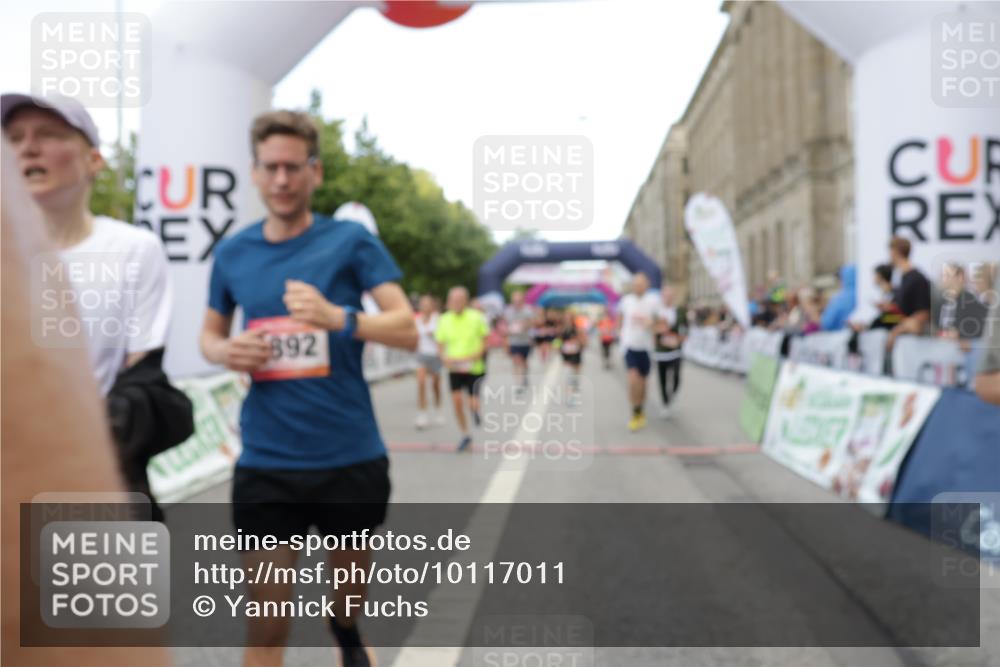 06.09.2026 - CURREX Alsterlauf Yannick Fuchs http://msf.ph/oto/10117011 06.09.2026 09:59:18 Ziel 2068, 2220, 2367, 2913, 3375, 3600, 3825, 3844, 3892, 4139, 4158, 4217, 4531, 4748, 4791, 4856, 5160, 5249, 5283, 5459, 5599, 5723, 5735, 5891, 6059, 6144, 6312, 6337, 6443 meine-sportfotos.de