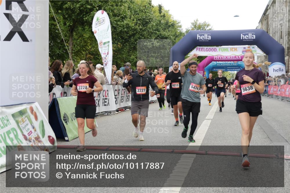 06.09.2026 - CURREX Alsterlauf Yannick Fuchs http://msf.ph/oto/10117887 06.09.2026 09:59:34 Ziel 2077, 2227, 2228, 3129, 3695, 3969, 4291, 4478, 4751, 4752, 5474, 5636, 5638, 5712, 5948, 6199, 6200, 6213, 8111 meine-sportfotos.de
