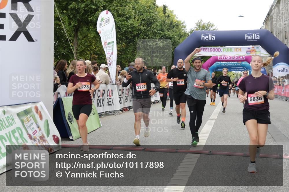 06.09.2026 - CURREX Alsterlauf Yannick Fuchs http://msf.ph/oto/10117898 06.09.2026 09:59:34 Ziel 2077, 2227, 2228, 3129, 3695, 3969, 4291, 4478, 4751, 4752, 5474, 5636, 5638, 5712, 5948, 6199, 6200, 6213, 8111 meine-sportfotos.de