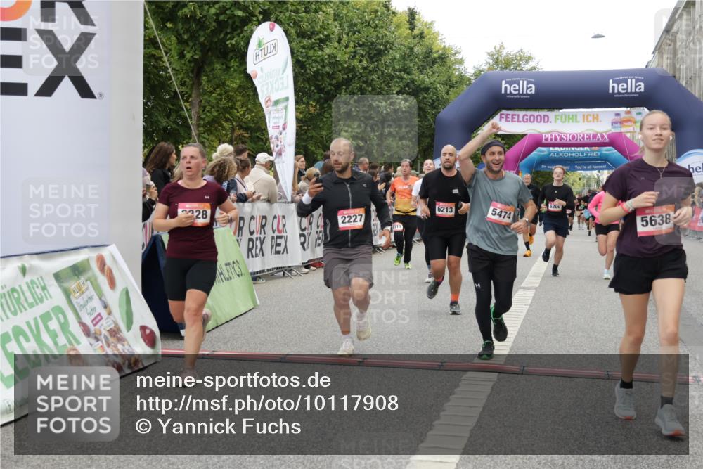 06.09.2026 - CURREX Alsterlauf Yannick Fuchs http://msf.ph/oto/10117908 06.09.2026 09:59:34 Ziel 2077, 2227, 2228, 3129, 3695, 3969, 4291, 4478, 4751, 4752, 5474, 5636, 5638, 5712, 5948, 6199, 6200, 6213, 8111 meine-sportfotos.de
