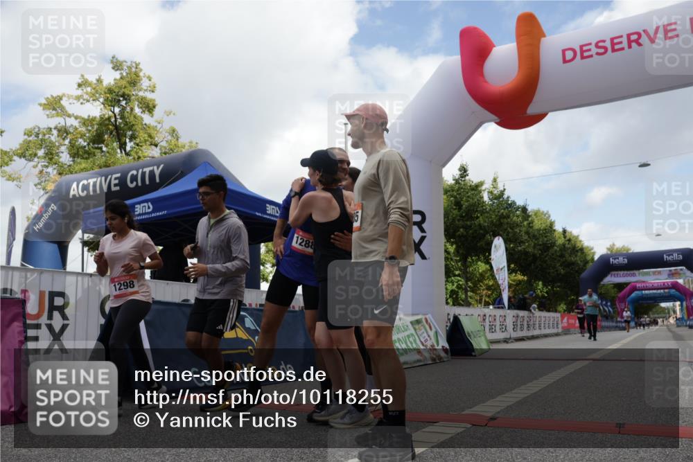 06.09.2026 - CURREX Alsterlauf Yannick Fuchs http://msf.ph/oto/10118255 06.09.2026 12:01:58 Ziel 1298, 1305, 1326, 8042 meine-sportfotos.de