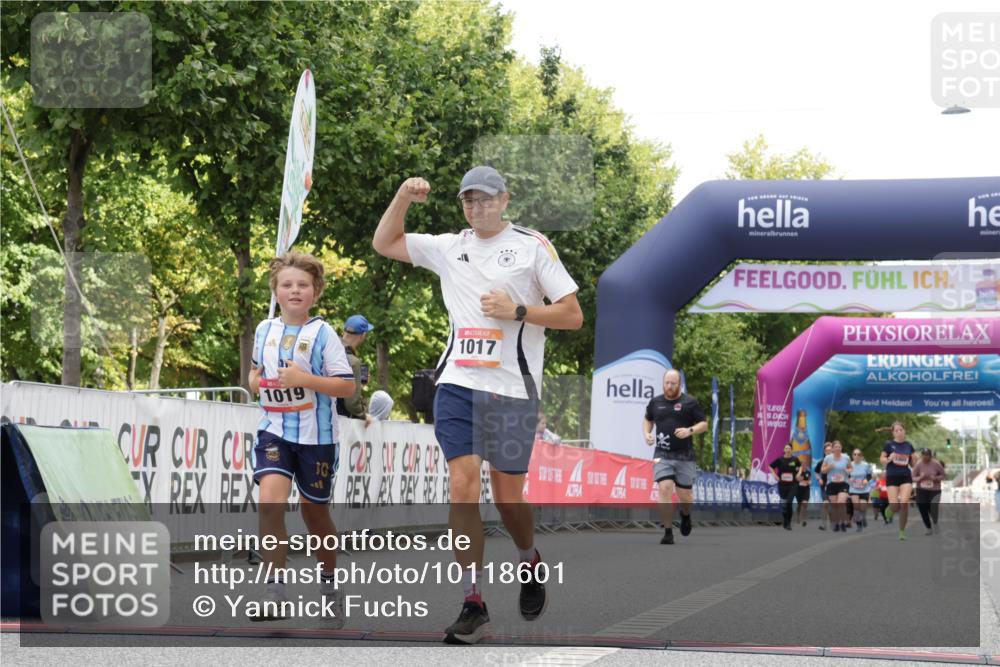 06.09.2026 - CURREX Alsterlauf Yannick Fuchs http://msf.ph/oto/10118601 06.09.2026 12:02:35 Ziel 1017, 1019 meine-sportfotos.de