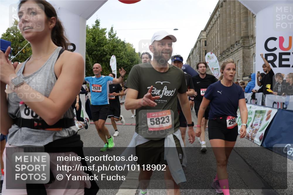 06.09.2026 - CURREX Alsterlauf Yannick Fuchs http://msf.ph/oto/10118902 06.09.2026 10:00:06 Ziel 2136, 2238, 2300, 2528, 2686, 2743, 2947, 3179, 3268, 3294, 3364, 3511, 4136, 4180, 4237, 4407, 4424, 5472, 5501, 5738, 5741, 5823, 6254, 8002, 8023, 8314 meine-sportfotos.de