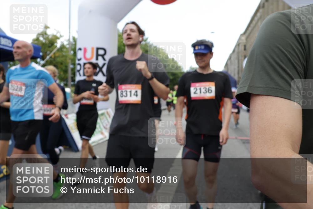 06.09.2026 - CURREX Alsterlauf Yannick Fuchs http://msf.ph/oto/10118916 06.09.2026 10:00:07 Ziel 2136, 2300, 2528, 2686, 2743, 2947, 3179, 3268, 3294, 3364, 3511, 4136, 4180, 4237, 4407, 4424, 5472, 5501, 5738, 5741, 5823, 6254, 8002, 8023, 8035, 8314 meine-sportfotos.de