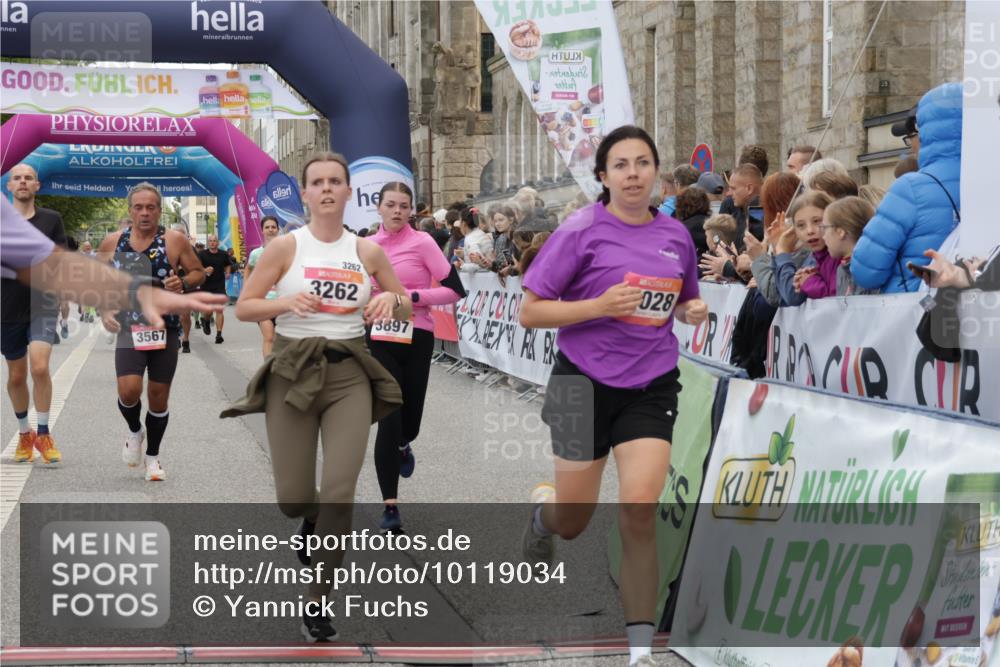 06.09.2026 - CURREX Alsterlauf Yannick Fuchs http://msf.ph/oto/10119034 06.09.2026 10:00:13 Ziel 2686, 2940, 3006, 3262, 3364, 3506, 3507, 3567, 3897, 4136, 4237, 4407, 5472, 5501, 5622, 5738, 5741, 6028, 6241, 6254, 6299, 8002, 8035, 8212 meine-sportfotos.de