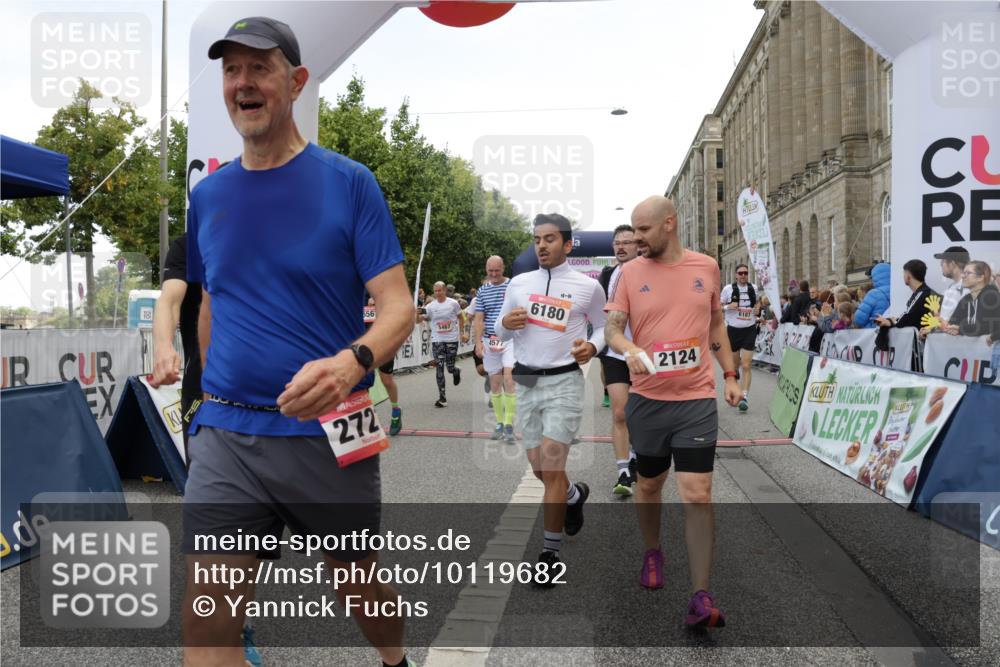 06.09.2026 - CURREX Alsterlauf Yannick Fuchs http://msf.ph/oto/10119682 06.09.2026 10:00:35 Ziel 2124, 2257, 2545, 2671, 2721, 3848, 4461, 4468, 4577, 4900, 5467, 5567, 5832, 5833, 6180, 6187, 6436, 8008, 8063, 8318 meine-sportfotos.de
