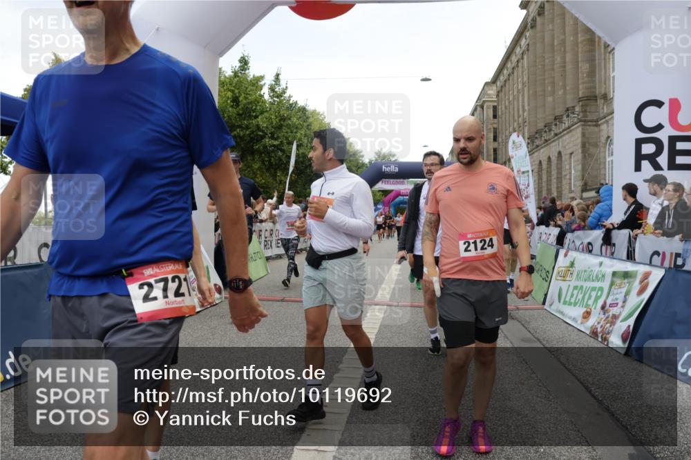 06.09.2026 - CURREX Alsterlauf Yannick Fuchs http://msf.ph/oto/10119692 06.09.2026 10:00:35 Ziel 2124, 2257, 2545, 2671, 2721, 3848, 4461, 4468, 4577, 4900, 5467, 5567, 5832, 5833, 6180, 6187, 6436, 8008, 8063, 8318 meine-sportfotos.de