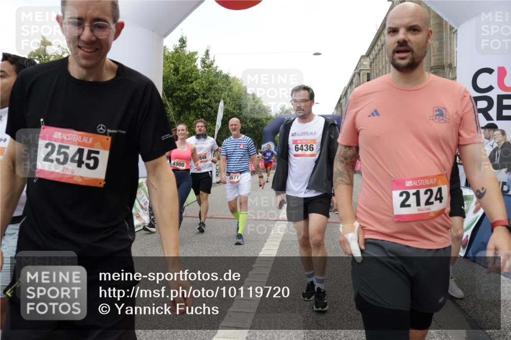 06.09.2026 - CURREX Alsterlauf Yannick Fuchs http://msf.ph/oto/10119720 06.09.2026 10:00:36 Ziel 2124, 2257, 2545, 2721, 3837, 3848, 4461, 4468, 4577, 4900, 5467, 5567, 5832, 5833, 6180, 6187, 6436, 8008, 8063, 8318 meine-sportfotos.de