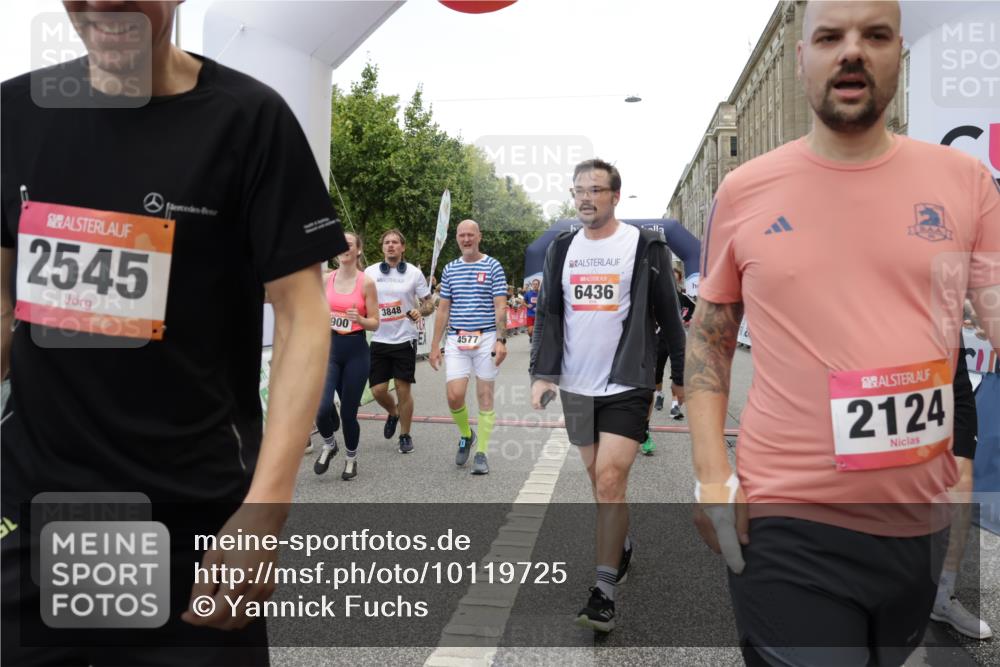06.09.2026 - CURREX Alsterlauf Yannick Fuchs http://msf.ph/oto/10119725 06.09.2026 10:00:37 Ziel 2124, 2545, 2721, 3837, 3848, 3979, 4461, 4468, 4577, 4900, 5467, 5567, 5832, 5833, 6180, 6187, 6436, 8063, 8318 meine-sportfotos.de