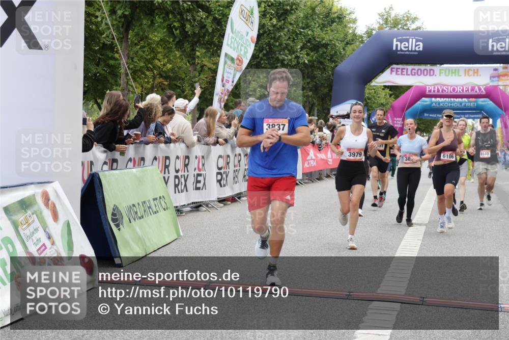 06.09.2026 - CURREX Alsterlauf Yannick Fuchs http://msf.ph/oto/10119790 06.09.2026 10:00:40 Ziel 2124, 2531, 2545, 3604, 3820, 3837, 3848, 3979, 4084, 4577, 4900, 5108, 5467, 5567, 5832, 5833, 6106, 6180, 6187, 6257, 6436, 8063, 8068, 8140 meine-sportfotos.de