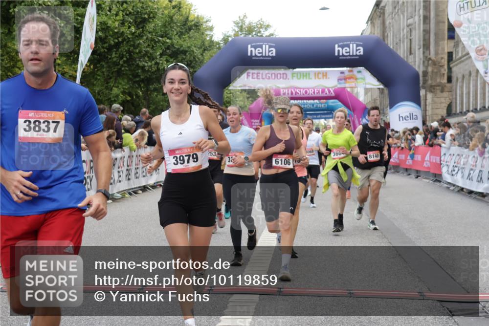 06.09.2026 - CURREX Alsterlauf Yannick Fuchs http://msf.ph/oto/10119859 06.09.2026 10:00:42 Ziel 2531, 2698, 3604, 3820, 3837, 3848, 3979, 4084, 4577, 4900, 5108, 5467, 5519, 5567, 5832, 5833, 5930, 6106, 6187, 6257, 8068, 8140 meine-sportfotos.de