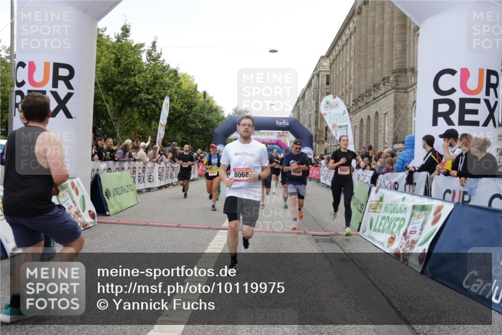 06.09.2026 - CURREX Alsterlauf Yannick Fuchs http://msf.ph/oto/10119975 06.09.2026 10:00:46 Ziel 2531, 2698, 2849, 3068, 3274, 3295, 3604, 3820, 3837, 3979, 4084, 5077, 5108, 5240, 5519, 5577, 5724, 5930, 6106, 6257, 6397, 6480, 8068, 8140, 8293 meine-sportfotos.de