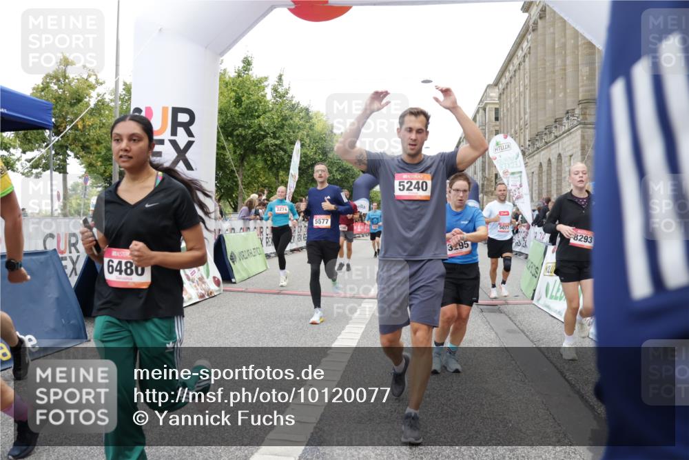 06.09.2026 - CURREX Alsterlauf Yannick Fuchs http://msf.ph/oto/10120077 06.09.2026 10:00:50 Ziel 2531, 2698, 2849, 2895, 3068, 3274, 3295, 3604, 3634, 3635, 3726, 3727, 3820, 4084, 4414, 5077, 5108, 5240, 5460, 5519, 5577, 5724, 5930, 6106, 6257, 6397, 6480, 8068, 8140, 8293 meine-sportfotos.de