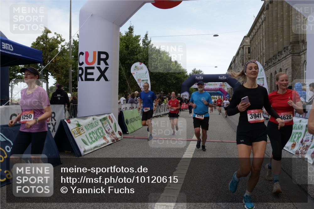 06.09.2026 - CURREX Alsterlauf Yannick Fuchs http://msf.ph/oto/10120615 06.09.2026 10:01:09 Ziel 2307, 2882, 3312, 3941, 4120, 4418, 4533, 4628, 4914, 5092, 5145, 5317, 5387, 5785, 6250, 6353, 6356, 6384, 8120, 8215 meine-sportfotos.de