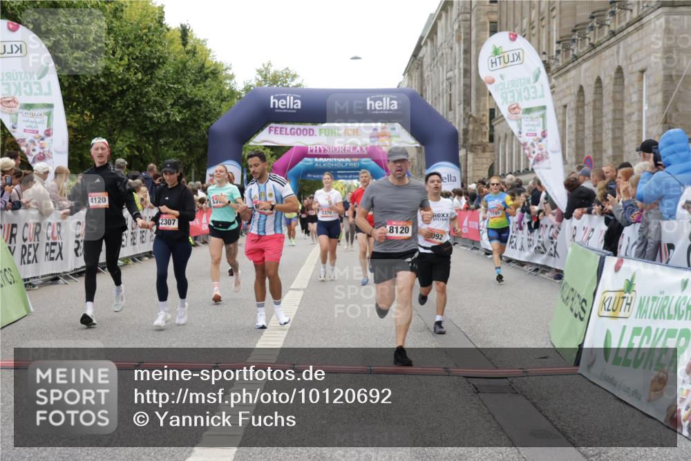06.09.2026 - CURREX Alsterlauf Yannick Fuchs http://msf.ph/oto/10120692 06.09.2026 10:01:11 Ziel 2307, 2369, 2370, 2478, 2882, 3312, 3941, 4120, 4418, 4533, 4628, 5092, 5317, 5785, 6231, 6250, 6353, 6384, 6386, 8120, 8215 meine-sportfotos.de