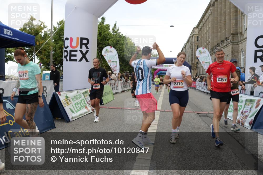06.09.2026 - CURREX Alsterlauf Yannick Fuchs http://msf.ph/oto/10120847 06.09.2026 10:01:16 Ziel 2307, 2369, 2370, 2400, 2478, 2485, 2882, 3401, 3730, 3740, 4049, 4120, 4418, 4429, 4533, 4633, 4701, 5092, 5317, 5785, 6231, 6384, 6386, 8120 meine-sportfotos.de
