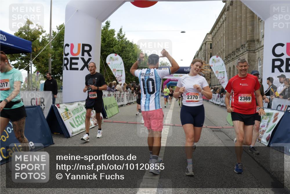 06.09.2026 - CURREX Alsterlauf Yannick Fuchs http://msf.ph/oto/10120855 06.09.2026 10:01:16 Ziel 2307, 2369, 2370, 2400, 2478, 2485, 2882, 3401, 3730, 3740, 4049, 4120, 4418, 4429, 4533, 4633, 4701, 5092, 5317, 5785, 6231, 6384, 6386, 8120 meine-sportfotos.de