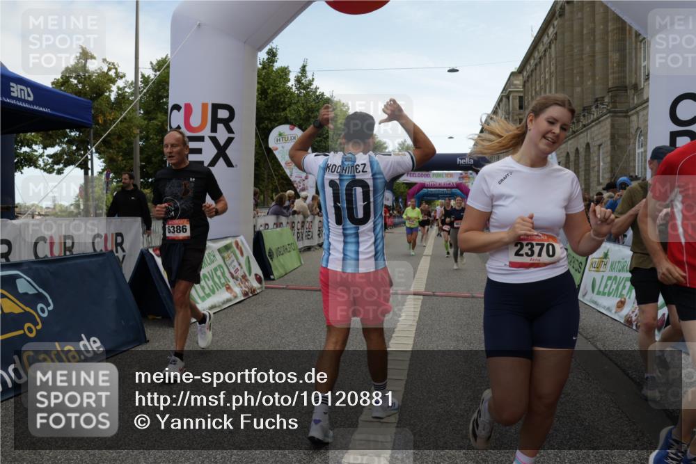 06.09.2026 - CURREX Alsterlauf Yannick Fuchs http://msf.ph/oto/10120881 06.09.2026 10:01:16 Ziel 2307, 2369, 2370, 2400, 2478, 2485, 2882, 3401, 3730, 3740, 4049, 4120, 4418, 4429, 4533, 4633, 4701, 5092, 5317, 5785, 6231, 6384, 6386, 8120 meine-sportfotos.de