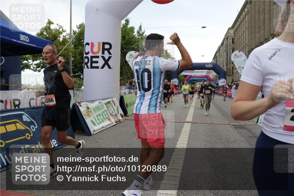 06.09.2026 - CURREX Alsterlauf Yannick Fuchs http://msf.ph/oto/10120889 06.09.2026 10:01:17 Ziel 2307, 2369, 2370, 2400, 2478, 2485, 3401, 3730, 3740, 4049, 4055, 4120, 4429, 4633, 4701, 5092, 5317, 5745, 5785, 6145, 6231, 6384, 6386, 8120 meine-sportfotos.de
