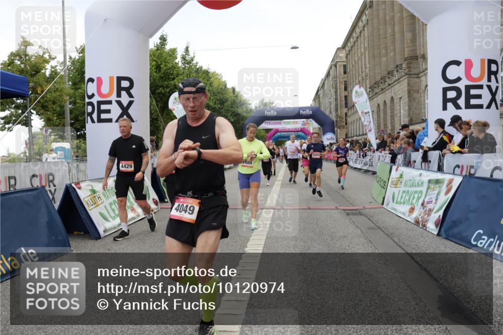 06.09.2026 - CURREX Alsterlauf Yannick Fuchs http://msf.ph/oto/10120974 06.09.2026 10:01:20 Ziel 2307, 2369, 2370, 2400, 2478, 2485, 3195, 3401, 3730, 3740, 4049, 4055, 4120, 4429, 4633, 4701, 5092, 5317, 5424, 5598, 5745, 5785, 6033, 6145, 6231, 6384, 6386, 6445 meine-sportfotos.de