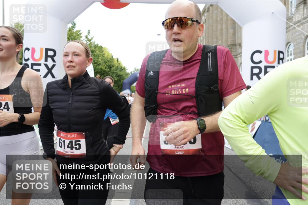 06.09.2026 - CURREX Alsterlauf Yannick Fuchs http://msf.ph/oto/10121118 06.09.2026 10:01:26 Ziel 2400, 2485, 2492, 3195, 3280, 3401, 3730, 3740, 4049, 4055, 4429, 4580, 5060, 5139, 5237, 5424, 5523, 5598, 5745, 5793, 6027, 6033, 6145, 6445 meine-sportfotos.de