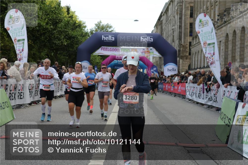 06.09.2026 - CURREX Alsterlauf Yannick Fuchs http://msf.ph/oto/10121144 06.09.2026 10:01:28 Ziel 2400, 2492, 3195, 3280, 3401, 3518, 3730, 4055, 4580, 4883, 4884, 5012, 5060, 5139, 5237, 5424, 5523, 5598, 5745, 5793, 6018, 6027, 6033, 6145, 6445 meine-sportfotos.de