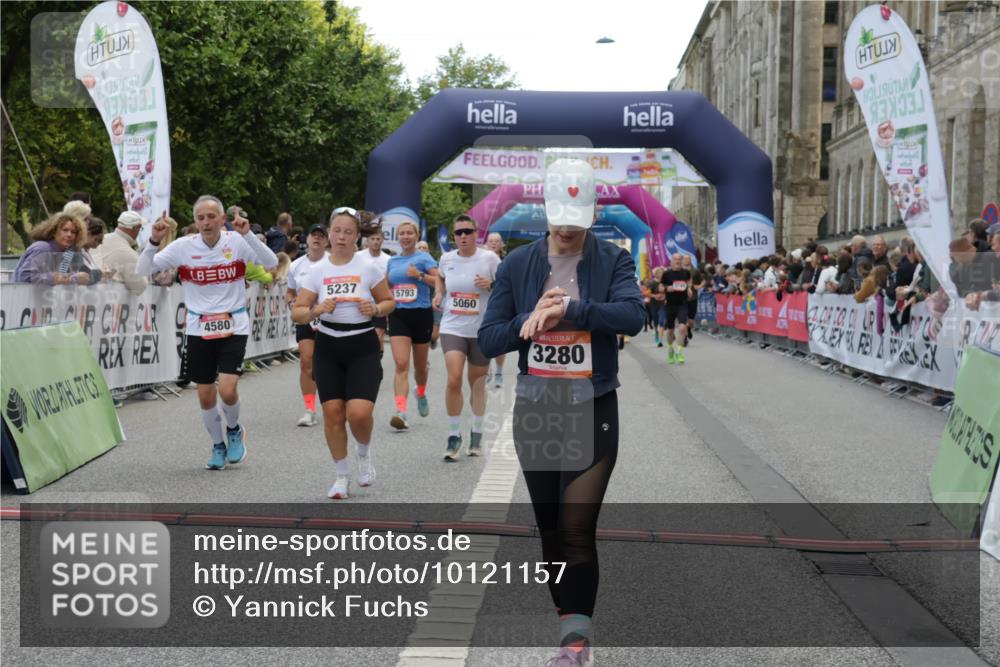 06.09.2026 - CURREX Alsterlauf Yannick Fuchs http://msf.ph/oto/10121157 06.09.2026 10:01:28 Ziel 2400, 2492, 3195, 3280, 3401, 3518, 3730, 4055, 4580, 4883, 4884, 5012, 5060, 5139, 5237, 5424, 5523, 5598, 5745, 5793, 6018, 6027, 6033, 6145, 6445 meine-sportfotos.de