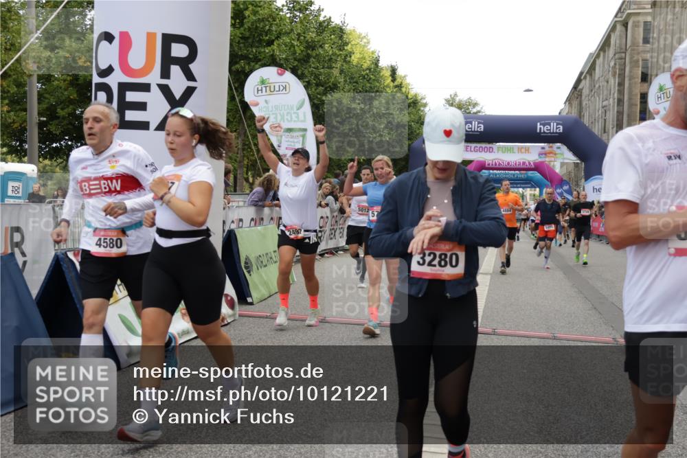 06.09.2026 - CURREX Alsterlauf Yannick Fuchs http://msf.ph/oto/10121221 06.09.2026 10:01:30 Ziel 2492, 3195, 3280, 3518, 4580, 4883, 4884, 5012, 5060, 5139, 5237, 5424, 5523, 5598, 5749, 5793, 5856, 6018, 6027, 6033, 6445 meine-sportfotos.de
