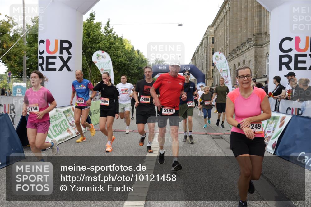 06.09.2026 - CURREX Alsterlauf Yannick Fuchs http://msf.ph/oto/10121458 06.09.2026 10:01:38 Ziel 2249, 2496, 2733, 3115, 3518, 3544, 4073, 4121, 4259, 4551, 4552, 4638, 4883, 4884, 4921, 5012, 5106, 5192, 5388, 5669, 5749, 5856, 5918, 5976, 6018, 6114, 8037, 8038, 8062 meine-sportfotos.de