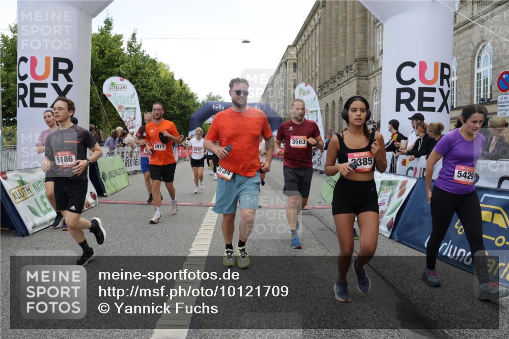 06.09.2026 - CURREX Alsterlauf Yannick Fuchs http://msf.ph/oto/10121709 06.09.2026 10:01:48 Ziel 2040, 2229, 2385, 2977, 3115, 3150, 3322, 3448, 3563, 4067, 4117, 4162, 4608, 4618, 5106, 5186, 5380, 5388, 5429, 5542, 5679, 5734, 6171, 6341, 8038, 8122 meine-sportfotos.de