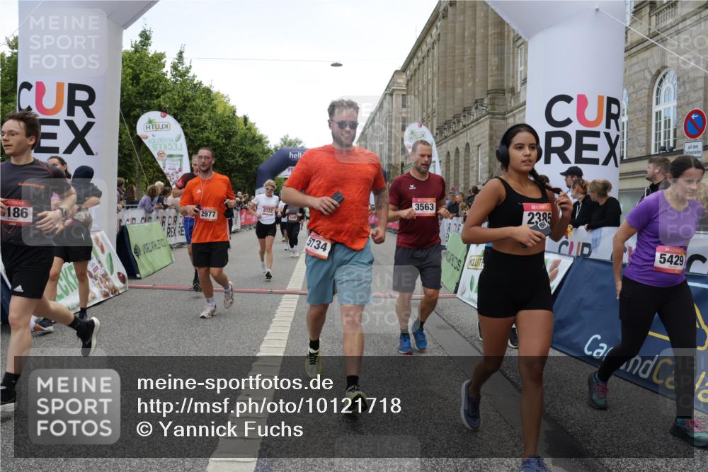 06.09.2026 - CURREX Alsterlauf Yannick Fuchs http://msf.ph/oto/10121718 06.09.2026 10:01:48 Ziel 2040, 2229, 2385, 2977, 3115, 3150, 3322, 3448, 3563, 4067, 4117, 4162, 4608, 4618, 5106, 5186, 5380, 5388, 5429, 5542, 5679, 5734, 6171, 6341, 8038, 8122 meine-sportfotos.de