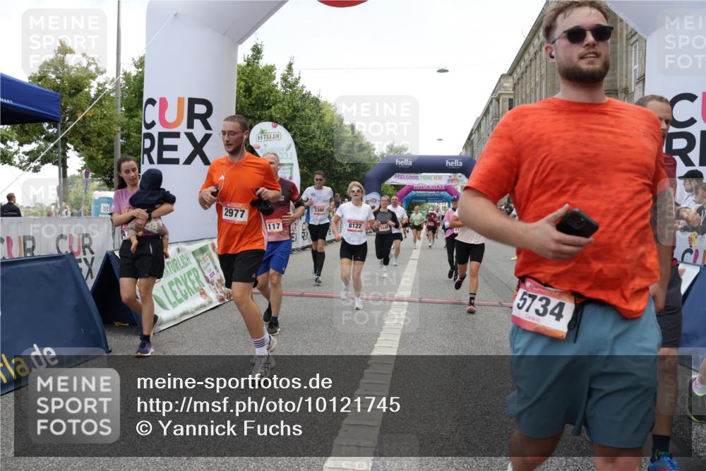 06.09.2026 - CURREX Alsterlauf Yannick Fuchs http://msf.ph/oto/10121745 06.09.2026 10:01:49 Ziel 2040, 2229, 2375, 2385, 2977, 3115, 3150, 3322, 3448, 3563, 4067, 4117, 4162, 4608, 4618, 5106, 5186, 5380, 5388, 5429, 5542, 5679, 5734, 6171, 6341, 8122 meine-sportfotos.de