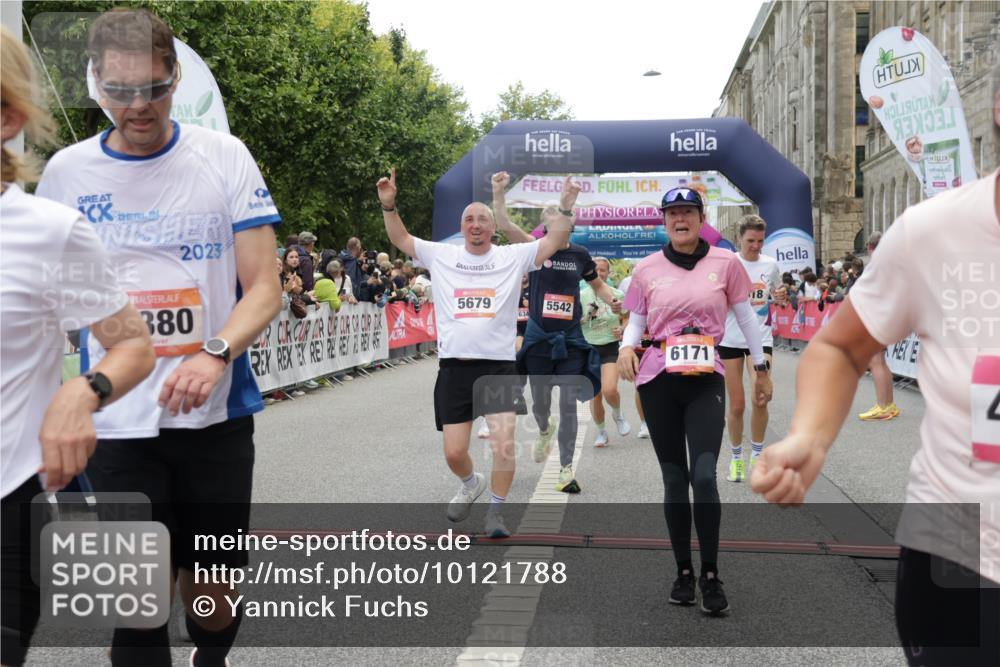 06.09.2026 - CURREX Alsterlauf Yannick Fuchs http://msf.ph/oto/10121788 06.09.2026 10:01:51 Ziel 2040, 2229, 2375, 2385, 2977, 3150, 3322, 3448, 3563, 3618, 4067, 4117, 4162, 4608, 4618, 5186, 5380, 5429, 5542, 5679, 5734, 5899, 6171, 6341, 8122 meine-sportfotos.de