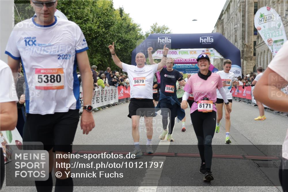 06.09.2026 - CURREX Alsterlauf Yannick Fuchs http://msf.ph/oto/10121797 06.09.2026 10:01:51 Ziel 2040, 2229, 2375, 2385, 2977, 3150, 3322, 3448, 3563, 3618, 4067, 4117, 4162, 4608, 4618, 5186, 5380, 5429, 5542, 5679, 5734, 5899, 6171, 6341, 8122 meine-sportfotos.de