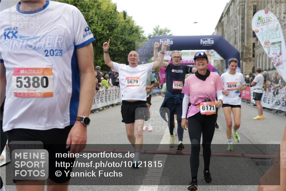 06.09.2026 - CURREX Alsterlauf Yannick Fuchs http://msf.ph/oto/10121815 06.09.2026 10:01:51 Ziel 2040, 2229, 2375, 2385, 2977, 3150, 3322, 3448, 3563, 3618, 4067, 4117, 4162, 4608, 4618, 5186, 5380, 5429, 5542, 5679, 5734, 5899, 6171, 6341, 8122 meine-sportfotos.de
