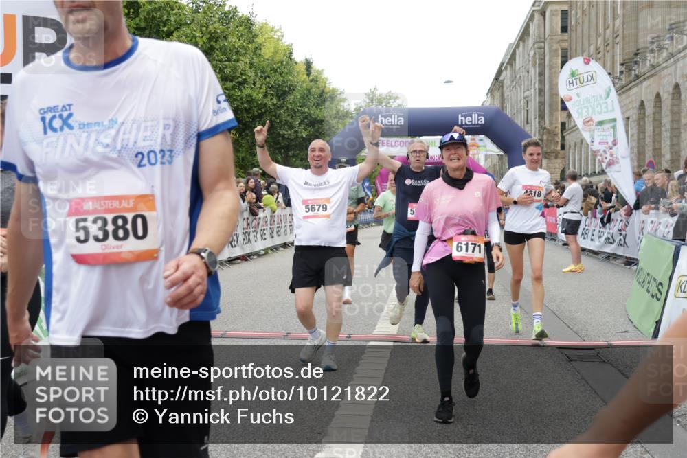 06.09.2026 - CURREX Alsterlauf Yannick Fuchs http://msf.ph/oto/10121822 06.09.2026 10:01:52 Ziel 2040, 2229, 2375, 2385, 2977, 3150, 3322, 3448, 3563, 3618, 4067, 4117, 4162, 4608, 4618, 5186, 5380, 5429, 5542, 5679, 5734, 5899, 6171, 6341, 8096, 8122 meine-sportfotos.de