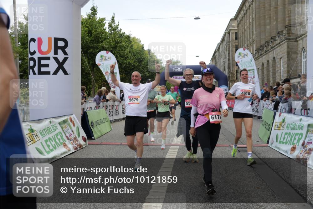 06.09.2026 - CURREX Alsterlauf Yannick Fuchs http://msf.ph/oto/10121859 06.09.2026 10:01:52 Ziel 2040, 2229, 2375, 2385, 2977, 3150, 3322, 3448, 3563, 3618, 4067, 4117, 4162, 4608, 4618, 5186, 5380, 5429, 5542, 5679, 5734, 5899, 6171, 6341, 8096, 8122 meine-sportfotos.de